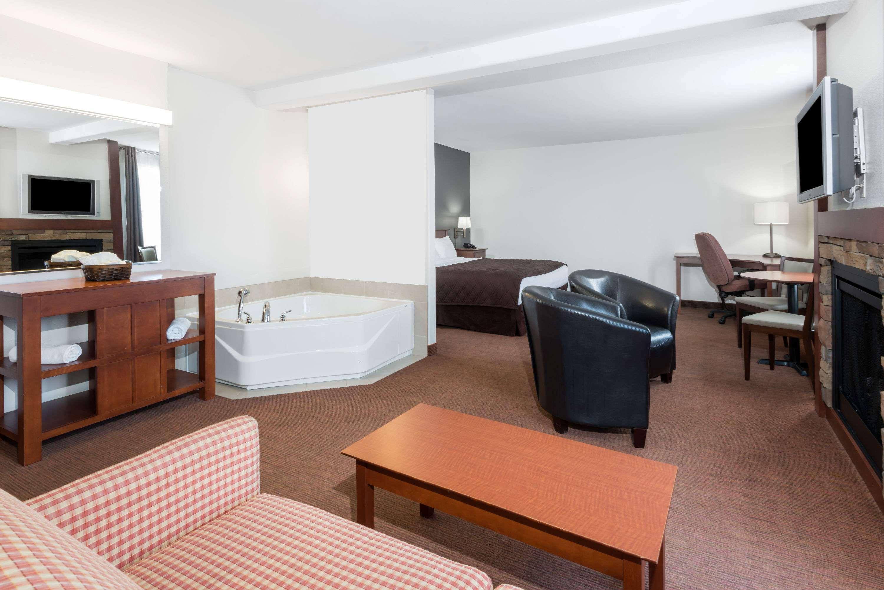 Super 8 By Wyndham Trois-Rivieres Hotel Eksteriør billede