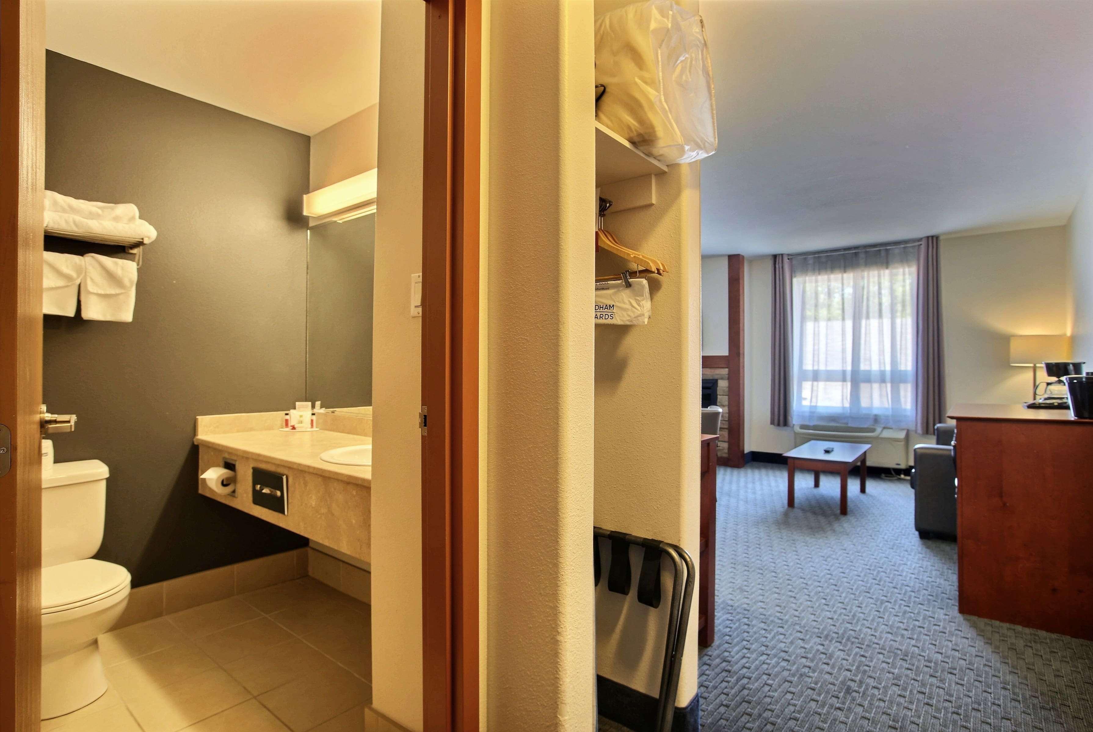 Super 8 By Wyndham Trois-Rivieres Hotel Eksteriør billede